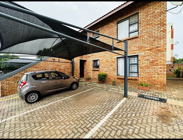 2 BEDROOM TOWNHOUSE FOR SALE IN ALBEMARLE
